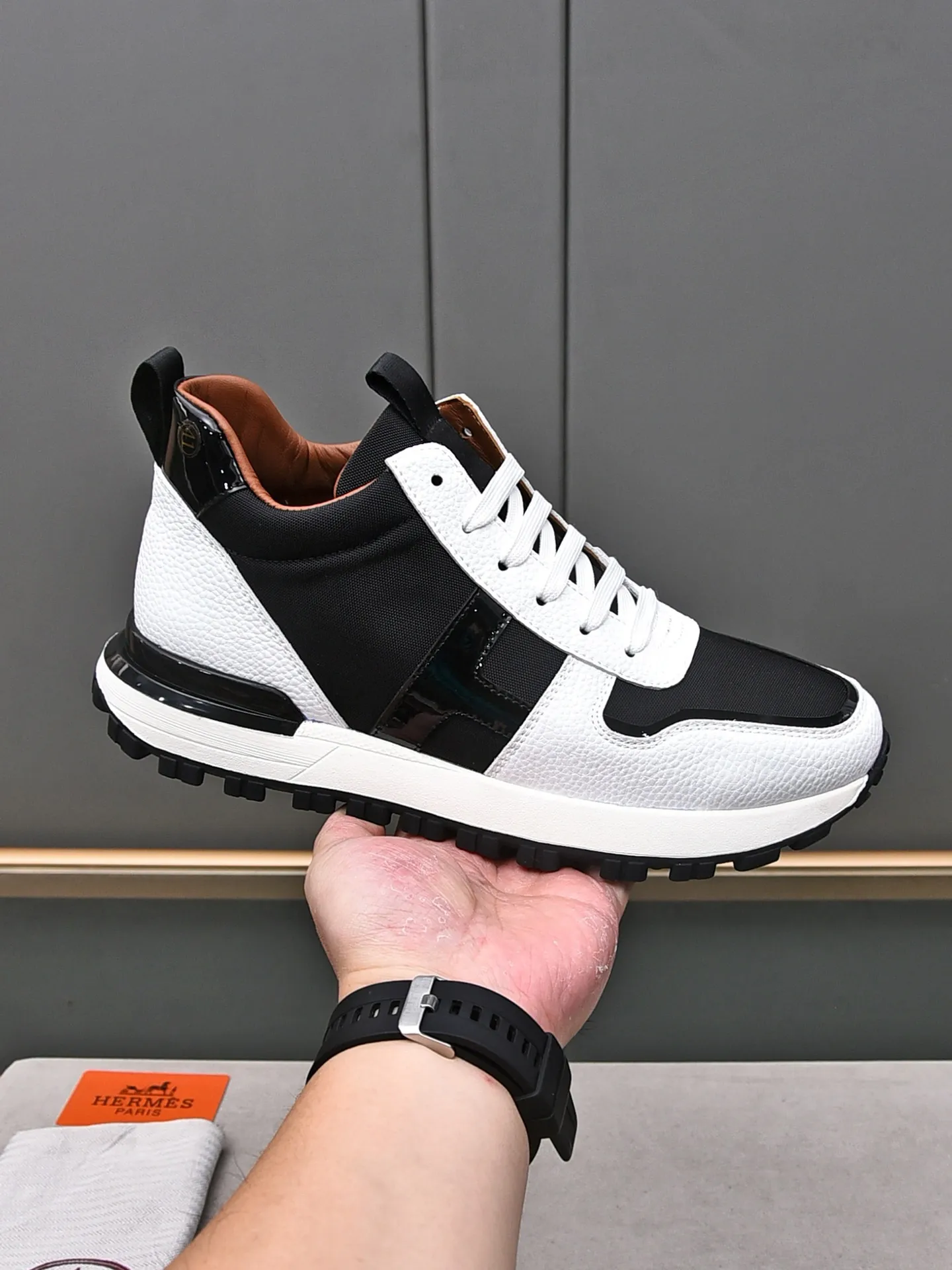 📛📛📛PPP480 (Hermes high-top)🆕Men's color-blocked sneakers, decorated with textured calfskin details. Spliced ​​with original cowhide, this shoe draws inspiration from the equestrian world, integrating technical details and practical functions. Breathable sheep lining, rubber wear-resistant outsole, high-end quality, every detail is perfectly combined! Size: 38-44 (45 can be customized)